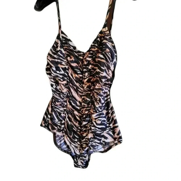Womans One Piece Swim Bathing Suit size 16 shirred gathered  front - Picture 1 of 8